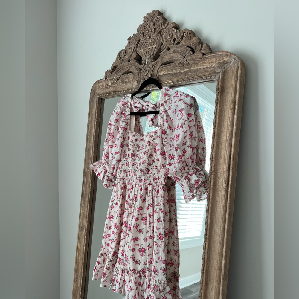 New Look tie back shirred smock dress in
white floral size 2 worn once